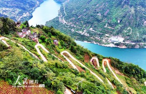 云南绥江：悬崖上的“挂壁公路”